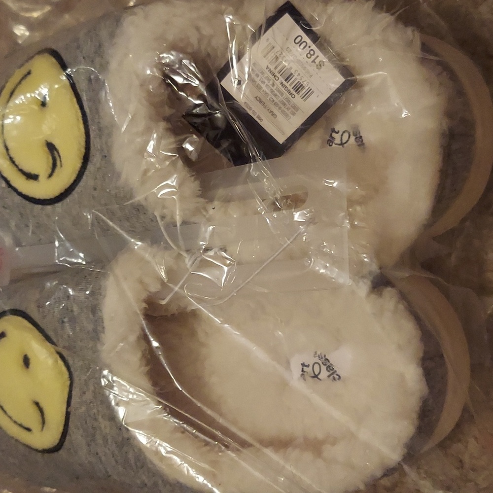 Cozy Gray Kids Slippers with Smiley Face - Picture 2 of 3